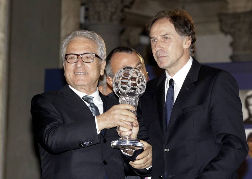 Antonio Matarrese, ex presidente della Federcalcio, premia Franco Baresi. Ap